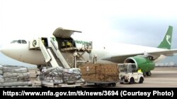 Türkmen uçaryna ýük ýüklenýär.