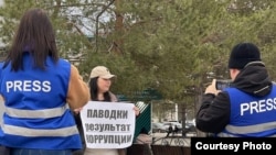 Жрандык активист Анель Алигазина Казакстандагы суу ташкынга байланыштуу Костанайда пикет өткөрүүдө. 2024-жылдын 12-апрели. Сүрөт  Qushtar кыймылыныкы.