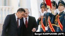 Кыргызстандын президенти Садыр Жапаров Орусиянын лидери Владимир Путинди Бишкекте тосуп алууда, 12-октябрт, 2023-жыл.