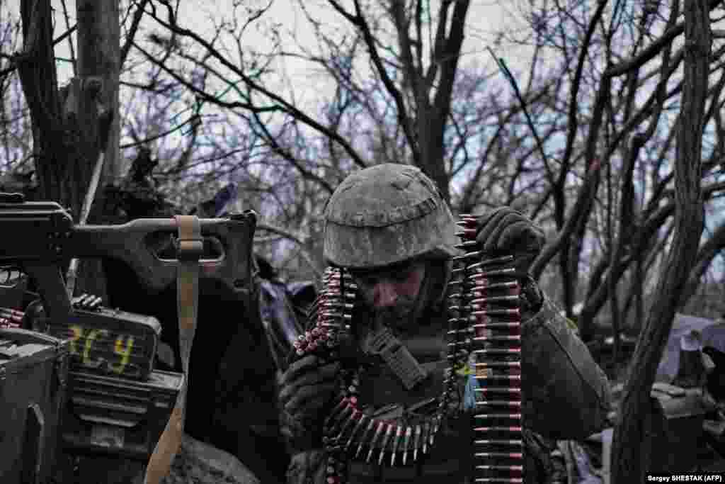 A Ukrainian soldier carries ammunition.