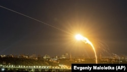 Українські сили ППО перехоплюють іранський дрон Shahed під час російської атаки на Київ, 30 травня 2023 року