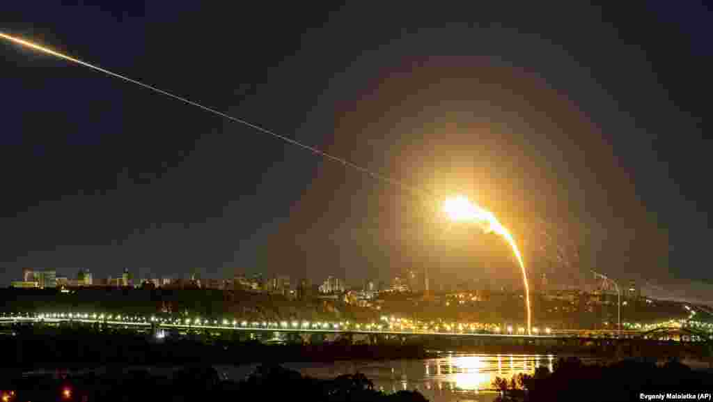 Украинские военные сбивают иранский беспилотник Shahed над Киевом, май 2023 года. Fath-360, с его максимальной скоростью почти 5000 километров в час, гораздо сложнее перехватить, чем похожие на самолеты беспилотники Shahed. Но дальность полета ракеты в 120 километров подразумевает, что она, скорее всего, будет представлять угрозу только для районов вблизи линии фронта