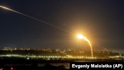 Украинские силы ПВО перехватывают иранский дрон Shahed во время российской атаки на Киев, 30 мая 2023 года. Архивное фото