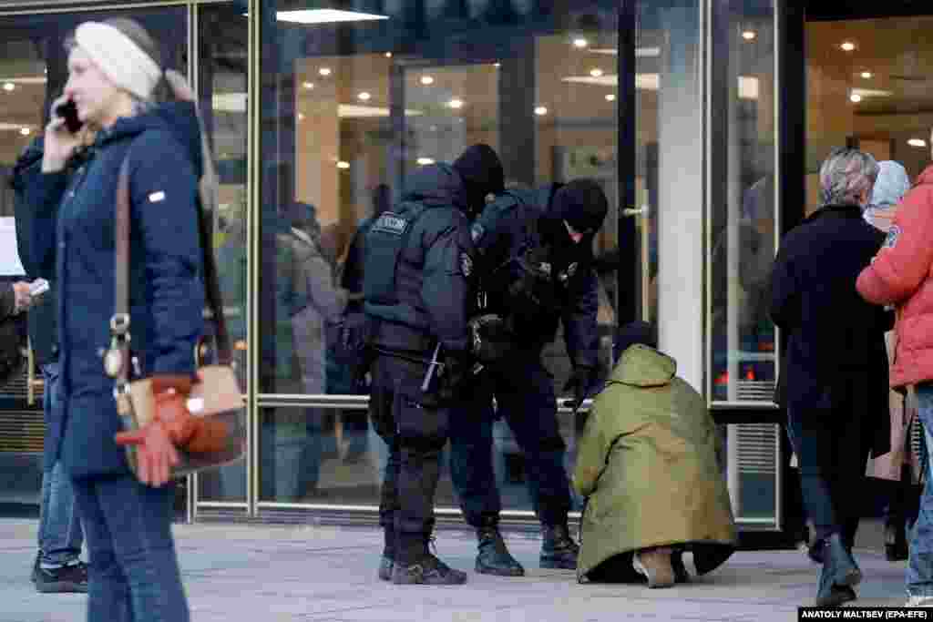 Проверка безопасности перед концертом рок-группы &laquo;Пикник&raquo; в Санкт-Петербурге. Группа заявила, что доходы от мероприятия пойдут жертвам и их семьям. В тот вечер, когда напали на &laquo;Крокус Сити Холл&raquo;, там должна была выступать эта группа &nbsp;