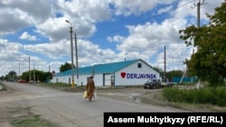 Надпись Державинск на латинице на здании