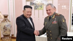 Ким Чен Ын Орусиянын коргоо министри Сергей Шойгу менен. Пхеньян, 24-июль, 2023-жыл.