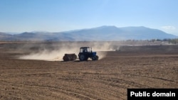 Դաշտում աշպատող տրակտոր, ապրիլ, 2023թ․