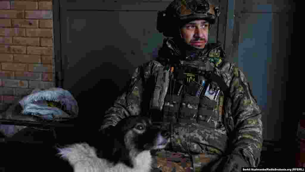 Собака разом з військовими слухає &laquo;прильоти&raquo; по місту. А в повітрі вже відчувається початок весни. Очікуємо дозволу на виїзд