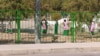 Aşgabatda orta mekdepleriň biriniň howlusynda arassaçylyk işlerini berjaý edýän okuwçy gyzlar (Arhiw suraty)
