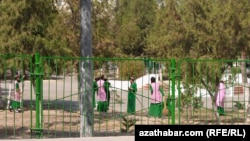 Mekdebiň howlusynda işleýän okuwçy gyzlar (Illýustrasiýa suraty)