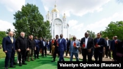 Замбиянын президенти Хакаинде Хичилема, Сенегалдын президенти Маки Салл, Комор аралдар союзунун президенти Азали Ассумани, Түштүк Африка республикасынын президенти Сирил Рамафоса Бучадагы сөөктөр жапырт көмүлгөн жайга барышты. 16-июнь, 2023-жыл.  