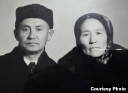 Бекиш Сапаралиев жана жубайы Нурпия Турдумолдо кызы.