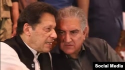 شاه محمود قریشی وزیر خارجه پیشین و عمران خان صدراعظم پیشین پاکستان که هر دو به ده سال حبس محکوم شده اند