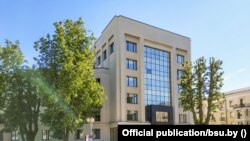 Будынак юрыдычнага факультэту БДУ ў Менску. Архіўнае фота. 
