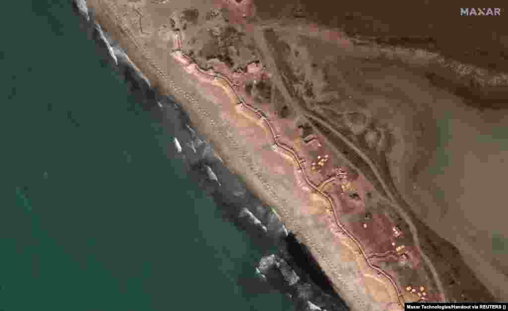 Евпатория шаарынын түштүк-батышында деңиз жээгиндеги &quot;ажыдар тиши&quot; жана окоптор. Сүрөт 12-мартта тартылган. Украина Крымдан орус күчтөрүн сүрүп чыгууда катуу каршылыкка туш болчудай. Анткени аскерлери мина талааларынан, танктарга каршы аңдардан жана башка тоскоолдуктардан өтүш керек. &nbsp;