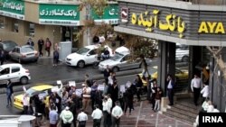 به گفتۀ مهاجرین افغان در ایران، علاوه بر سیم‌کارت‌ها، حساب‌های بانکی‌شان هم مسدود شده و منجر به مختل شدن زندگی روزمرۀ شان گردیده است.