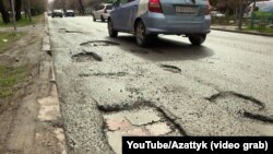 Ямы на одной из дорог в Бишкеке. 