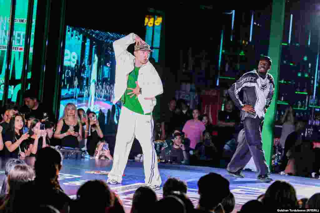 Мелдештин шарты боюнча бийчилер таптакыр бейтааныш музыканын коштоосунда бийлешет.&nbsp;&nbsp;