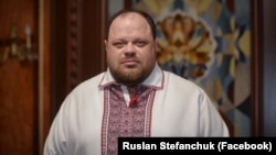 Спікер парламенту Руслан Стефанчук наголосив, що Шуфрич для того, аби скласти мандат, має власноруч написати відповідну заяву