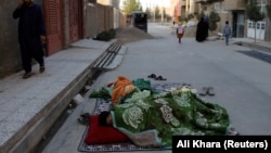 مردم در هرات از بیم زلزله های پی درپی در بیرون از خانه های خود می خوابند