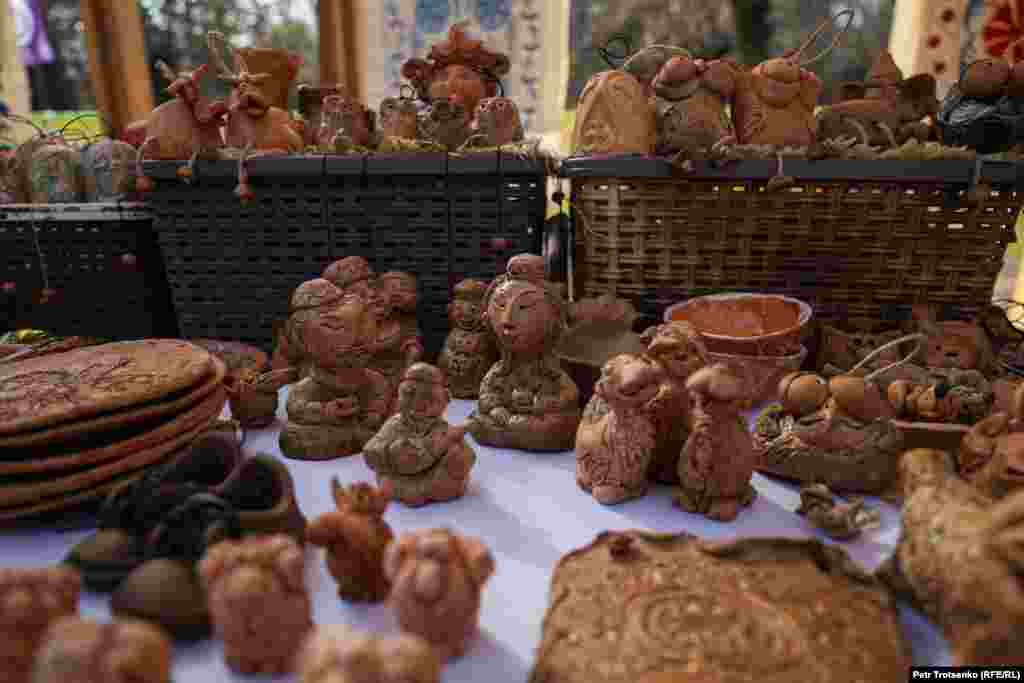 Глиняные фигурки на праздничной ярмарке&nbsp;
