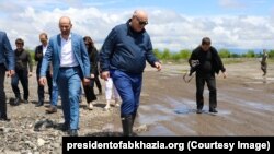 Всю неделю Аслан Бжания демонстрировал необычайную для себя активность. Надев сапоги, он на этой неделе месил грязь в Сухумском аэропорту