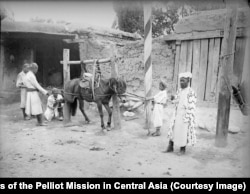 Ошто ат такалап жаткан уста.