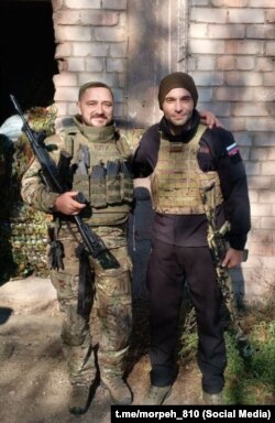 Зліва - морпех 810-ї обрмп Костянтин Горбунов, позивний "Кок", псевдонім "И.В.Сталин"