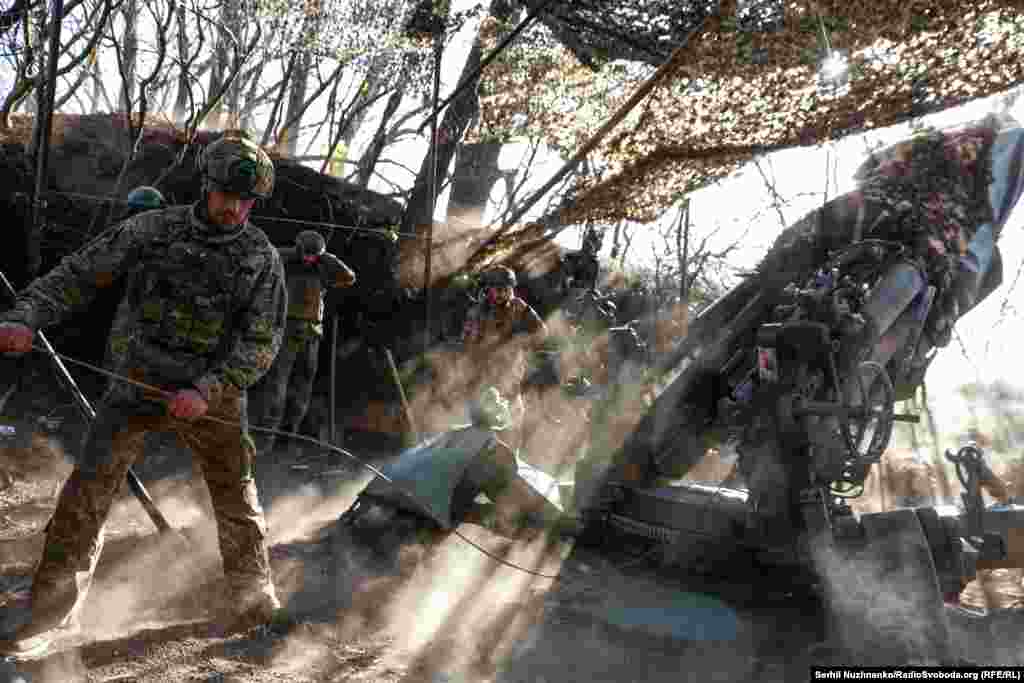 &laquo;Давайте еще один&raquo;, &mdash; раздается из рации хриплый и усталый голос, пока подразделение готовится направить еще один снаряд по российским позициям