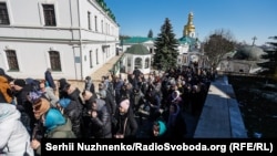 Віряни УПЦ (МП) на території Києво-Печерської лаври, Київ, 30 березня 2023 року