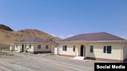 Баткендеги чек ара чырынан кийин курулган үйлөр.  