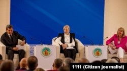 Türkmenistanyň daşary işler ministri Raşid Meredow (çepde), ÝB-niň Türkmenistandaky wekilhanasynyň başlygy Beata Peksa (ortada) we ÝB-niň Merkezi Aziýa boýunça ýörite wekili Tehri Hakala (sagda) Aşgabatda bir maslahata gatnaşýar. 14-nji maý, 2024. Arhiw suraty. 