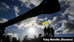 «Відданість. Рішучість. І щире прагнення захищати Батьківщину. Щодня. Щосекунди. Українці демонструють всьому світу, що означає бути добровольцем» – Валерій Залужний 