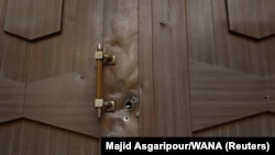 Ադրբեջանի դեսպանատան գնդակոծված դարպասը, արխիվ, Թեհրան, 27 հունվարի, 2023թ. 