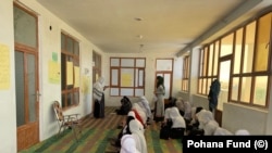 تعدادی از افراد دارای البینیسم در صحبت با رادیو آزادی شکایت کرده اند که در اجتماع و حتی در مکتب مورد تمسخر و بد رفتاری قرار میگیرند