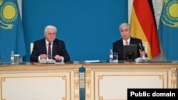 German President Frank-Walter Steinmeier (left) and Kazakh President Qasym-Zhomart Toqaev in Astana on June 20.