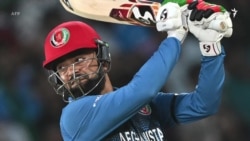 بازوبند سیاه کریکتبازان افغان در همدردی با قربانیان زلزلۀ هرات
