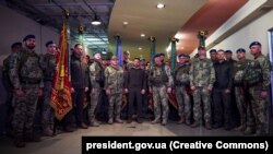 Президент України Володимир Зеленський з нагоди Дня морської піхоти відвідав передові позиції ЗСУ в смузі оборони Вугледар – Мар’їнка на Донеччині, 23 травня 2023 року