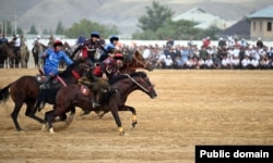 “Достук” жана “Ынтымак” командаларынын беттеши. Ош шаарындагы “Төлөйкөн” ат майданы, 31-август, 2023-жыл.