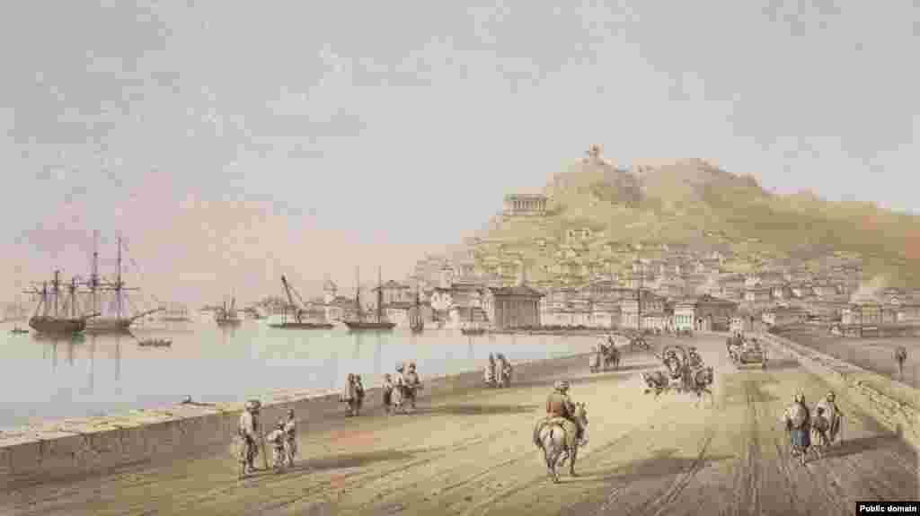 Mitridat dagynyň Kerç kenaryndan görnüşi. Häzir çep kenardan ýarymadany deňiz arkaly Russiýa birleşdirýän Kerç köprüsi görünýär. Russiýa Krymy anneksiýa edensoň, şol köprini gurdy, köpri dagdan takmynan iki ýarym kilometr aňyrlyga uzaýar.