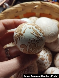 Авторська писанка з метеликом