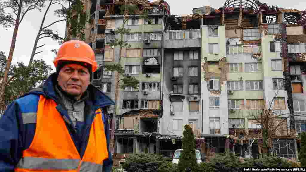Строитель среди разрушенных жилых домов в Ирпене, 4 апреля. По данным ReBuildUA, восстановление&nbsp;Ирпеня обойдётся в сумму около 685 миллионов долларов&nbsp;