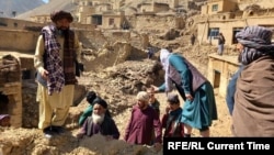 تعدادی از روستائیان سیلاب‌زده در غور 