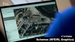 На супутникових знімках Google Earth можна побачити, що в 2015 році і до вересня 2020 року на цій ділянці котеджів ще не було