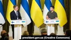 Прем’єр-міністр Фінляндії Петтері Орпо (л) і президент України Володимир Зеленський (фото ілюстративне)