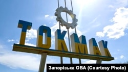 Російські військові продовжують прибувати до Токмака і заселяються до будинків місцевих жителів, незалежно від того, перебувають вони там чи ні, розповів Олександр Чуб