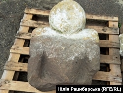 Скульптура зі слідами вапна