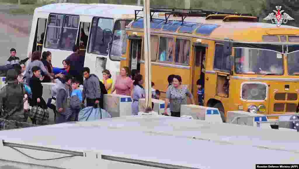 На фото, опубликованном Министерством обороны России 20 сентября, российские миротворцы помогают эвакуировать бегущих из Степанакерта. Минобороны заявило, что миротворцы эвакуировали более двух тысяч мирных жителей из Нагорного Карабаха, передаёт ТАСС. Запад призвал стороны прекратить насилие. Москва выступила с аналогичным призывом&nbsp;