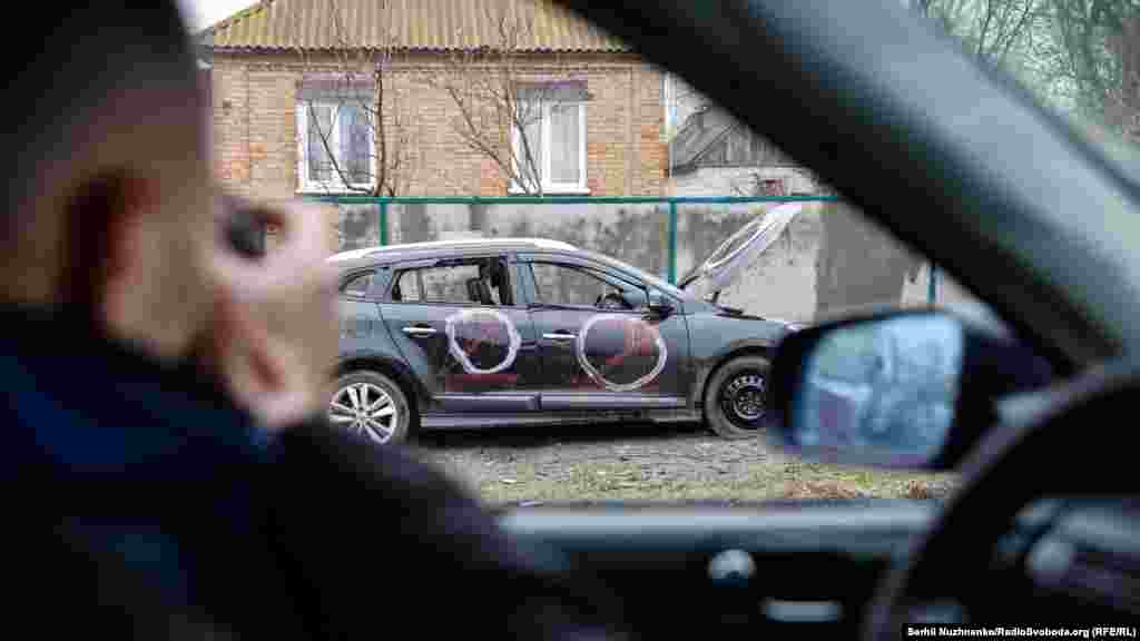 Разом із військовими в колоні рухаються журналісти Радіо Свобода документуючи те, що залишилося після окупації. Зокрема обабіч дороги часто зустрічалися цивільні автомобілі із російським маркуванням.&nbsp;Фото від 2 квітня 2022 року