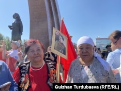 Коммунисттер партиясынын лидерлеринин бири Клара Ажыбекова Жеңиш аянтына советтик лидер Сталиндин сүрөтүн көтөрүп, Георгий тасмасын тагынып келди.